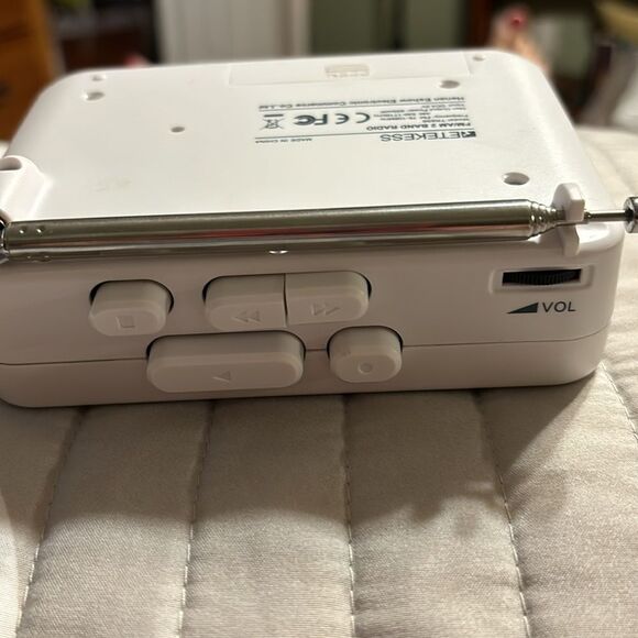 RETEKESS Cassette Player AM FM Portable Radio.  Requires two AA batteries - Picture 6 of 9